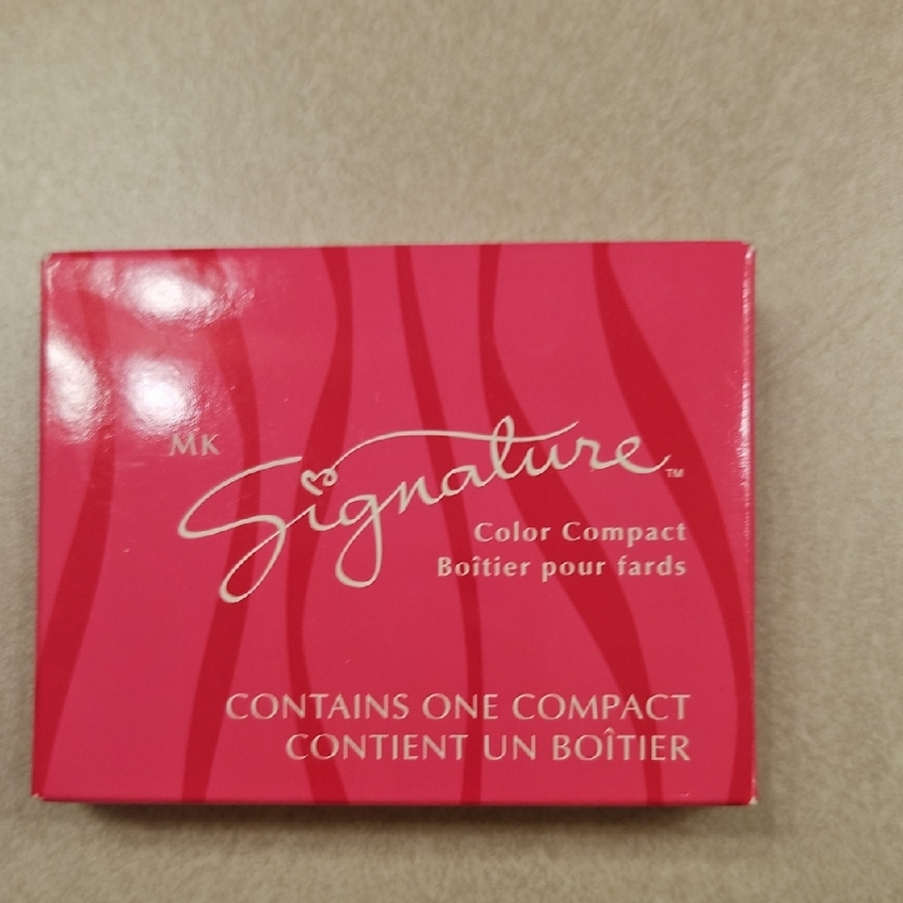 Signature Blush Compact - Vibrant Pink